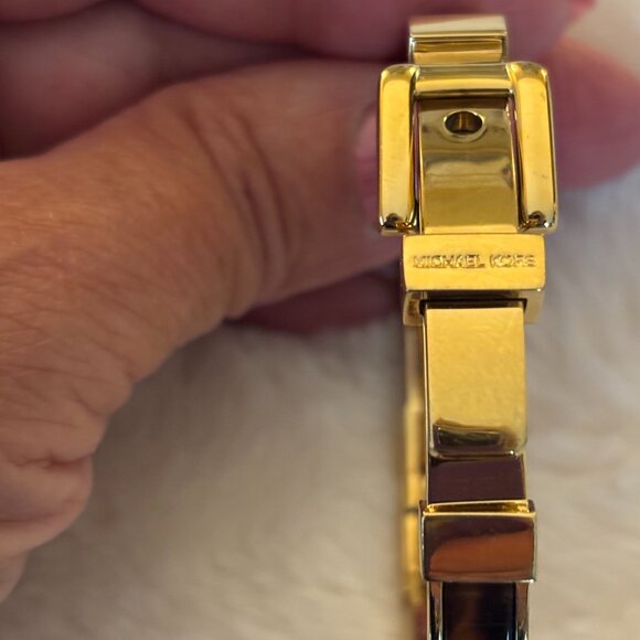 Michael Kors tortoise and gold bangle bracelt. Approx. 7 inches in diameter - Picture 6 of 14